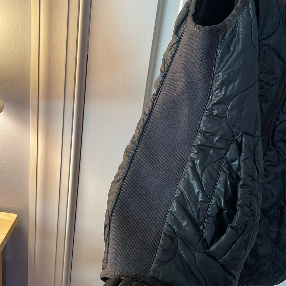 Cute and flattering basic black quilted J.Crew puffer vest M 💋 - Picture 3 of 7